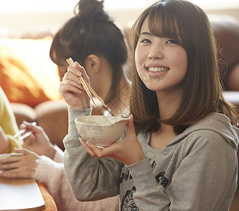 享受火锅美食的年轻女孩图片