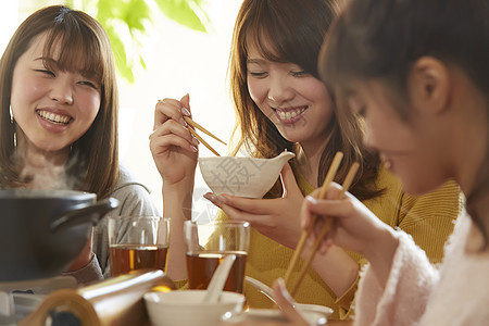 女孩们一起在家开心的吃火锅图片