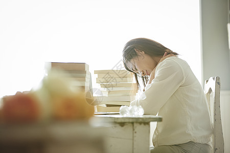 电脑人类筋疲力尽中年妇女书桌工作图片