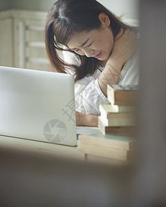 透明快乐疲倦中年妇女书桌工作图片