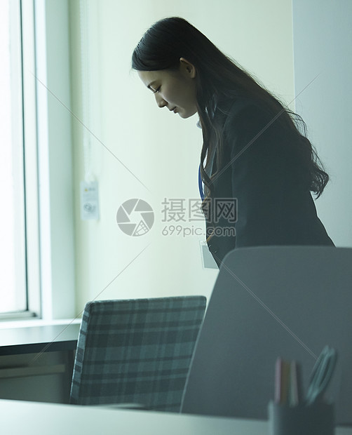 集会场窗边的商业女人图片