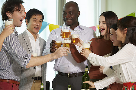 举杯庆祝开心的商务团队图片