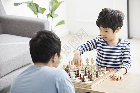 下国际象棋的小男孩图片