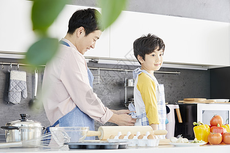 男孩帮助爸爸下厨做饭图片