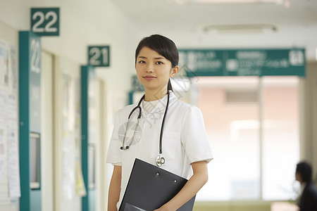 在医院病房走廊上的女护士高清图片