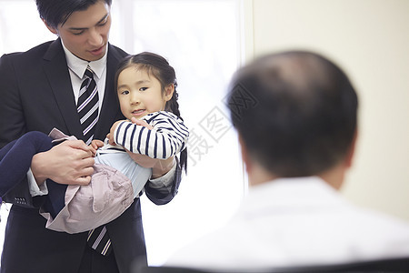 小女孩给医院医生给看病图片