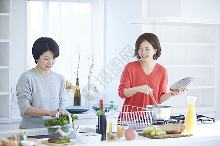 女人们在厨房做饭图片