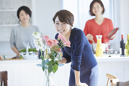 假期在家做饭聚餐的女人图片