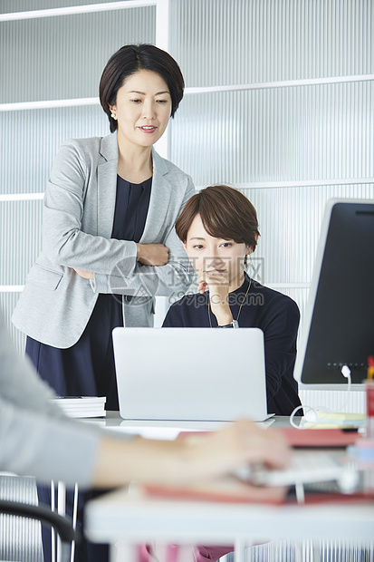 在办公室工作的女商人图片