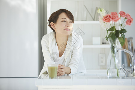 居家喝果汁的女人图片