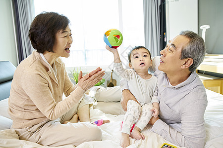 爷爷奶奶在家里带孩子图片