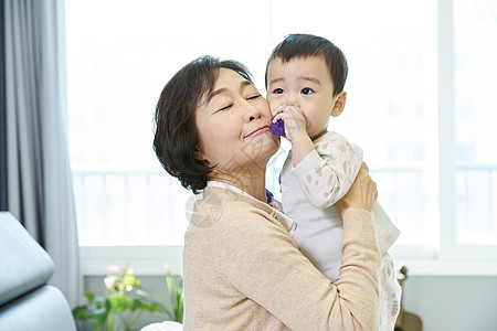 爷爷奶奶在家里带孩子图片