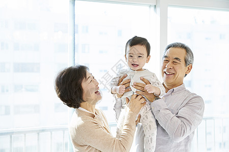 爷爷奶奶在家里带孩子高清图片