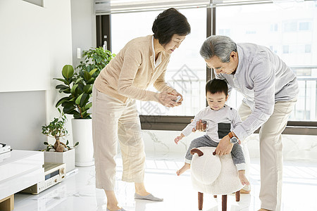 爷爷奶奶陪孙子一起玩耍图片