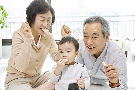 爷爷奶奶给孩子喂养辅食图片