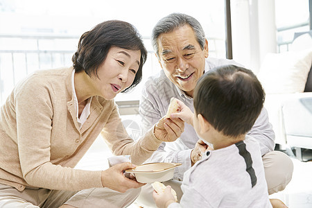 爷爷奶奶给孩子喂养辅食图片