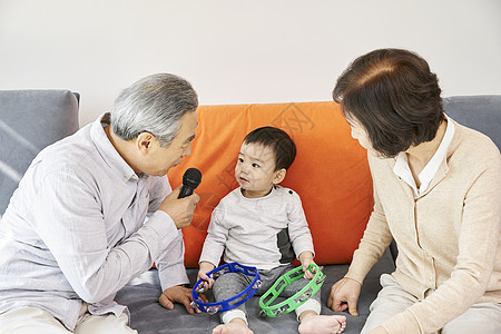 爷爷奶奶陪孙子在客厅玩耍图片