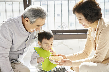 爷爷奶奶给孙子喂辅食图片