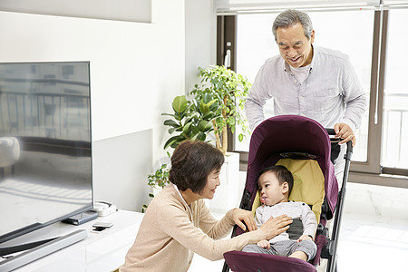 爷爷奶奶在家里带孩子图片