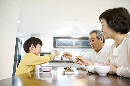 爷爷奶奶带孙子一起吃饭高清图片