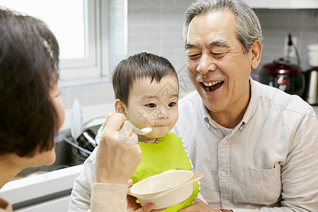 爷爷奶奶给孙子喂辅食高清图片