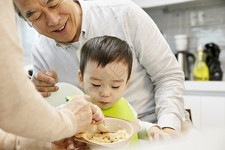 爷爷奶奶喂孙子吃辅食图片