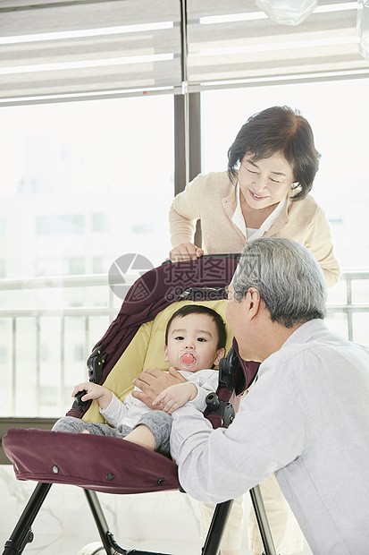 祖父祖母养育孙子图片