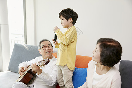 爷爷奶奶带着孩子一起唱歌图片