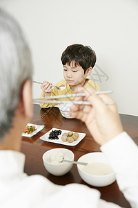 爷爷奶奶和孙子一起吃饭图片