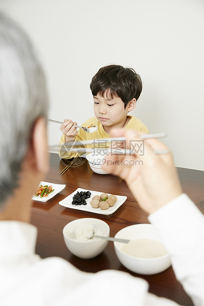 爷爷奶奶和孙子一起吃饭图片