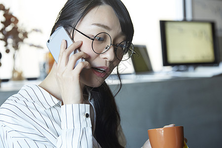 接电话的青年女性图片