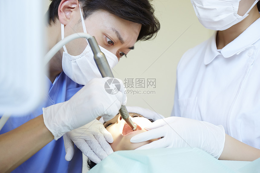 男人日本人二十多岁牙医治疗图片