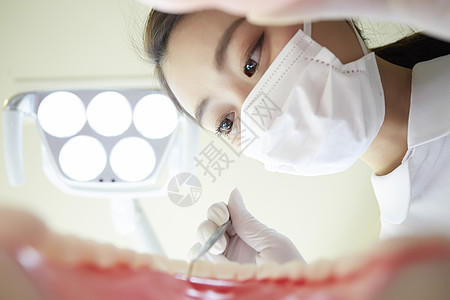 医生给患者做牙齿手术图片