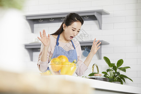 厨房里惊讶的家庭主妇图片