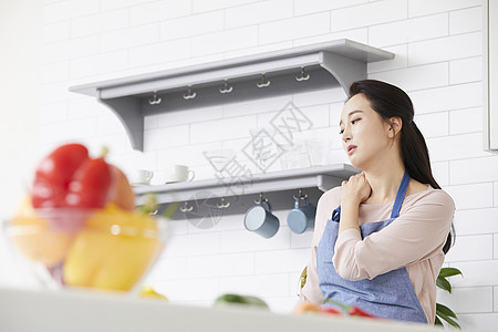 肩膀疼痛疲惫的成年女性图片