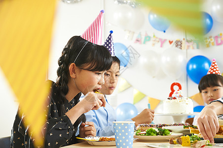 上半身幸福品尝生日聚会盛宴和生日蛋糕高清图片