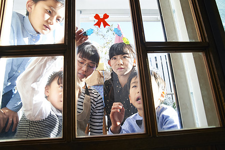 窗外美景孩子们在窗户上贴贴纸背景