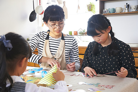 年轻妈妈女孩手工制作背景