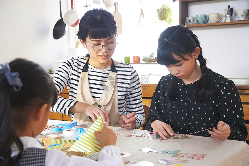 女孩手工制作图片