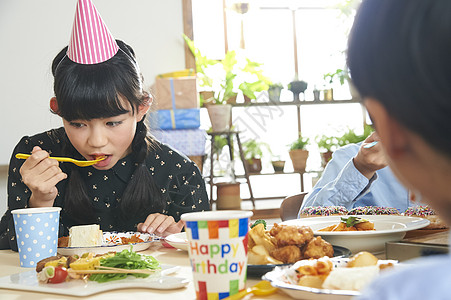 孩子们在生日聚会盛宴上吃生日蛋糕图片