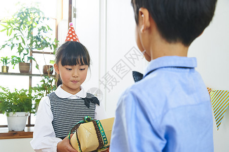 户内幸福漂亮给党的礼物的孩子背景图片