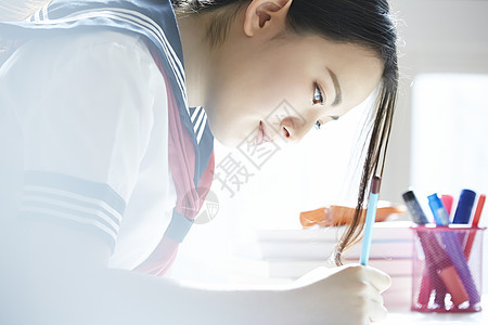 高中女孩认真学习图片