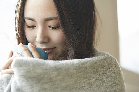 女孩冬天保暖喝热茶图片