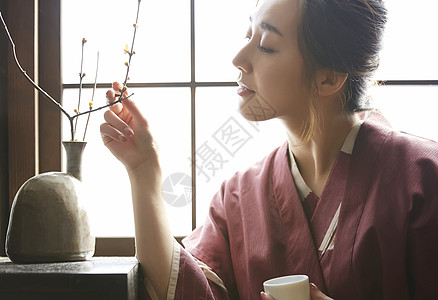 独自享受温泉旅行的女孩图片