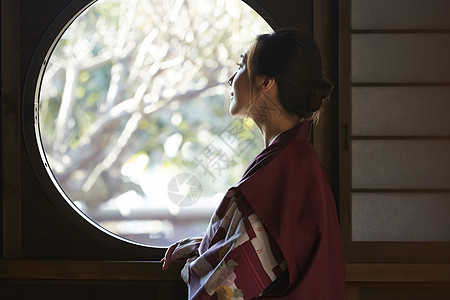 窗外美景女士享受温泉度假背景