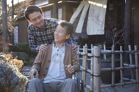 男人孝顺关心旅行老年人背景图片