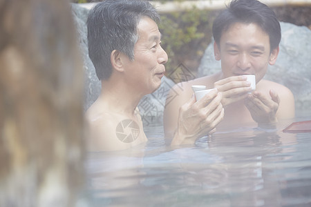 父子露天泡温泉喝清酒图片