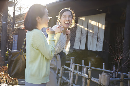 家人孝顺关心老年人的旅行形象图片