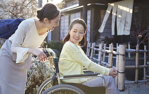 家人孝顺关心老年人的旅行形象背景图片