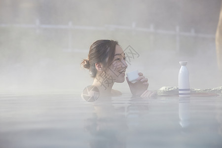 户外泡温泉的女人图片